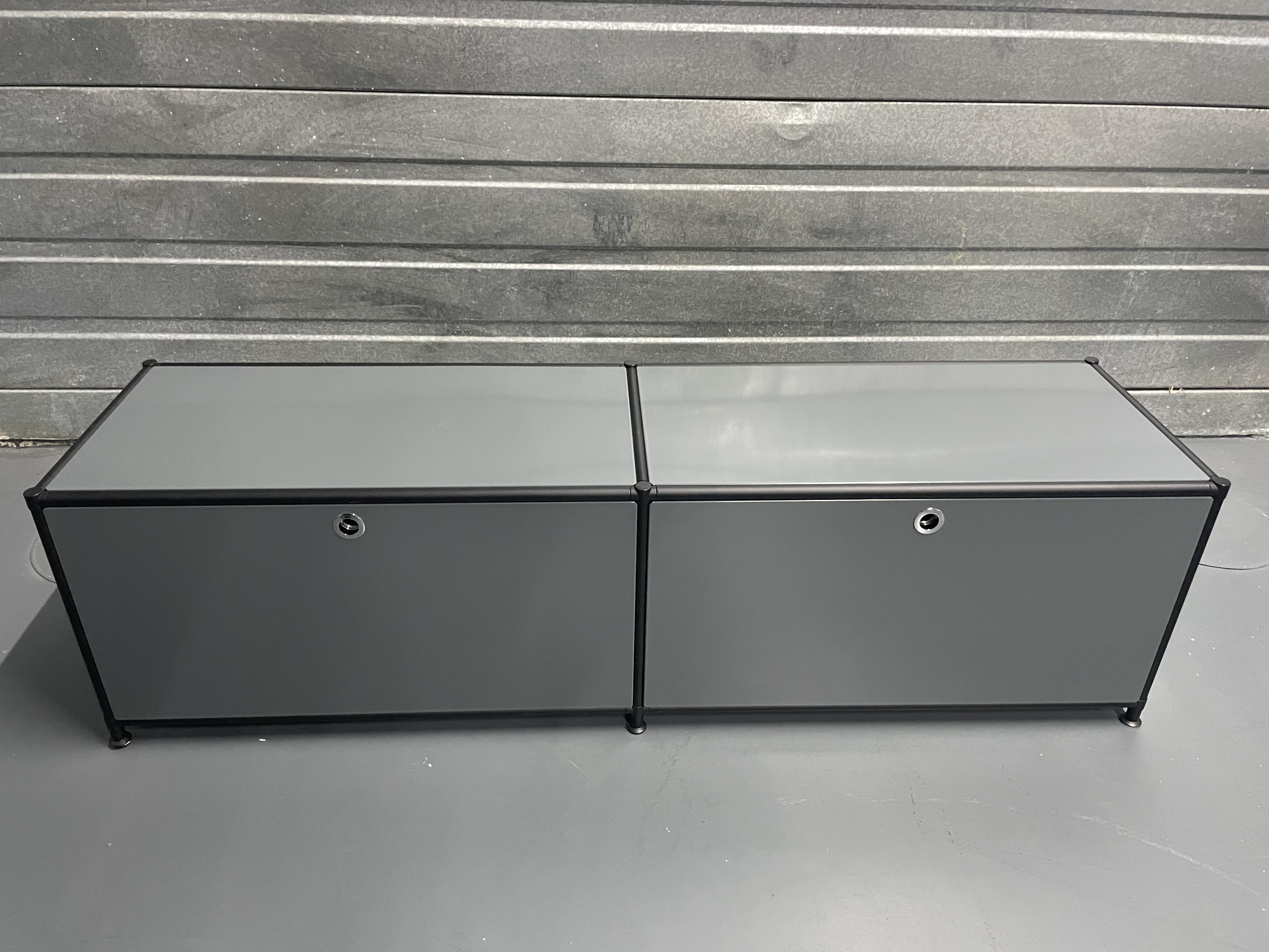 Lowboard Anthrazit mit schwarzen Rohren