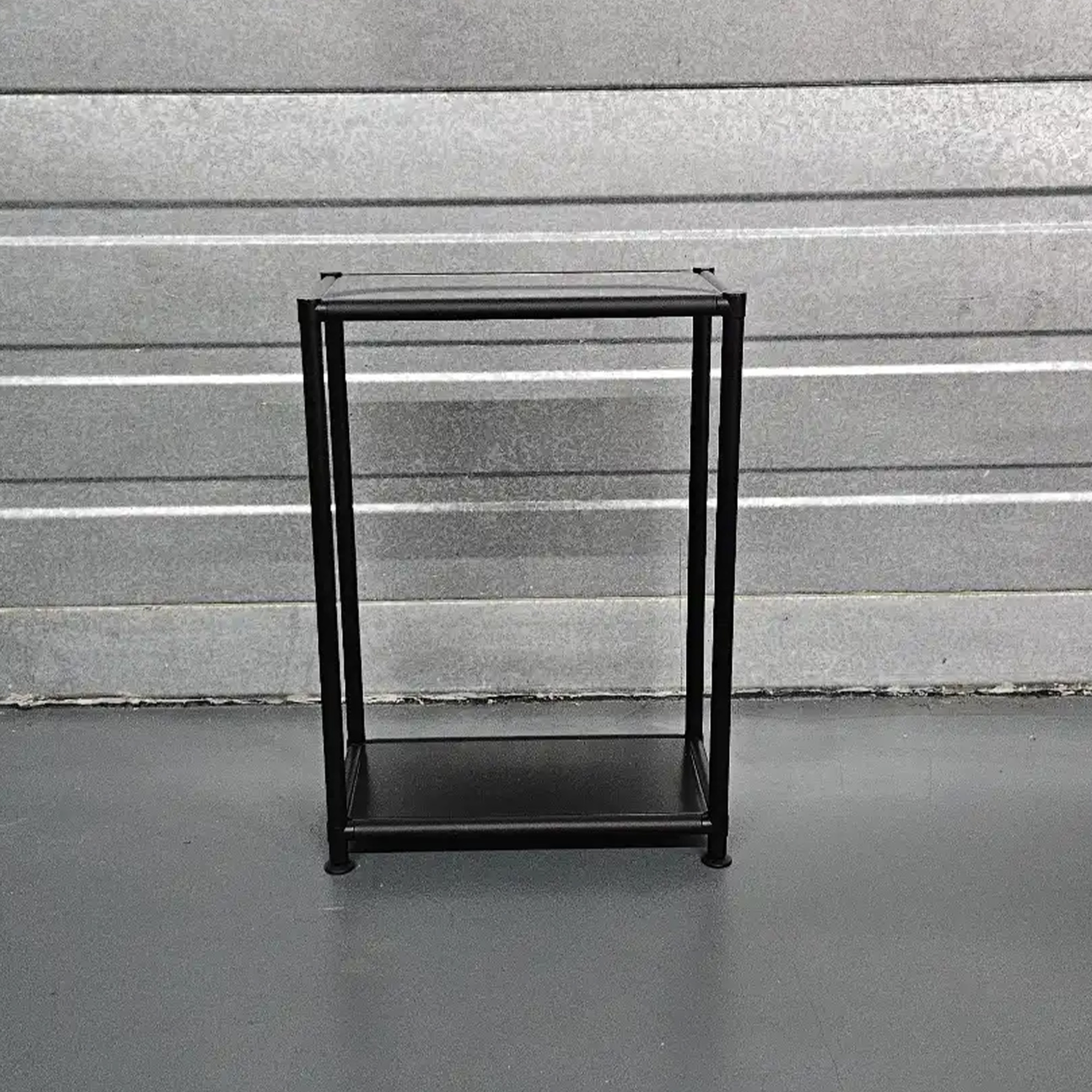 Table d'appoint OUTLET avec une étagère ouverte