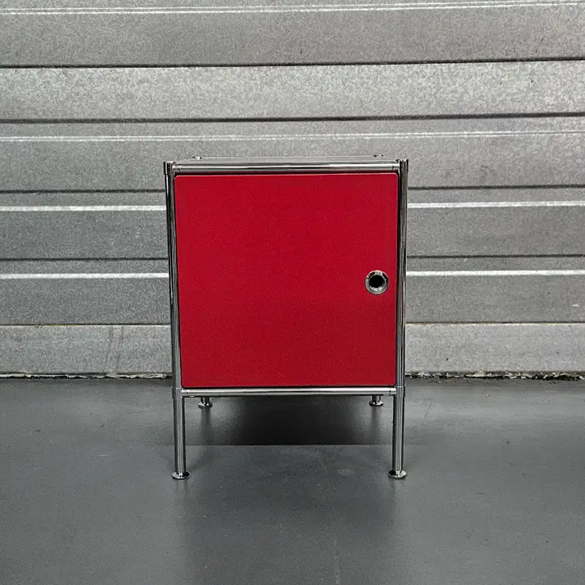 Boîte de rangement avec une porte battante