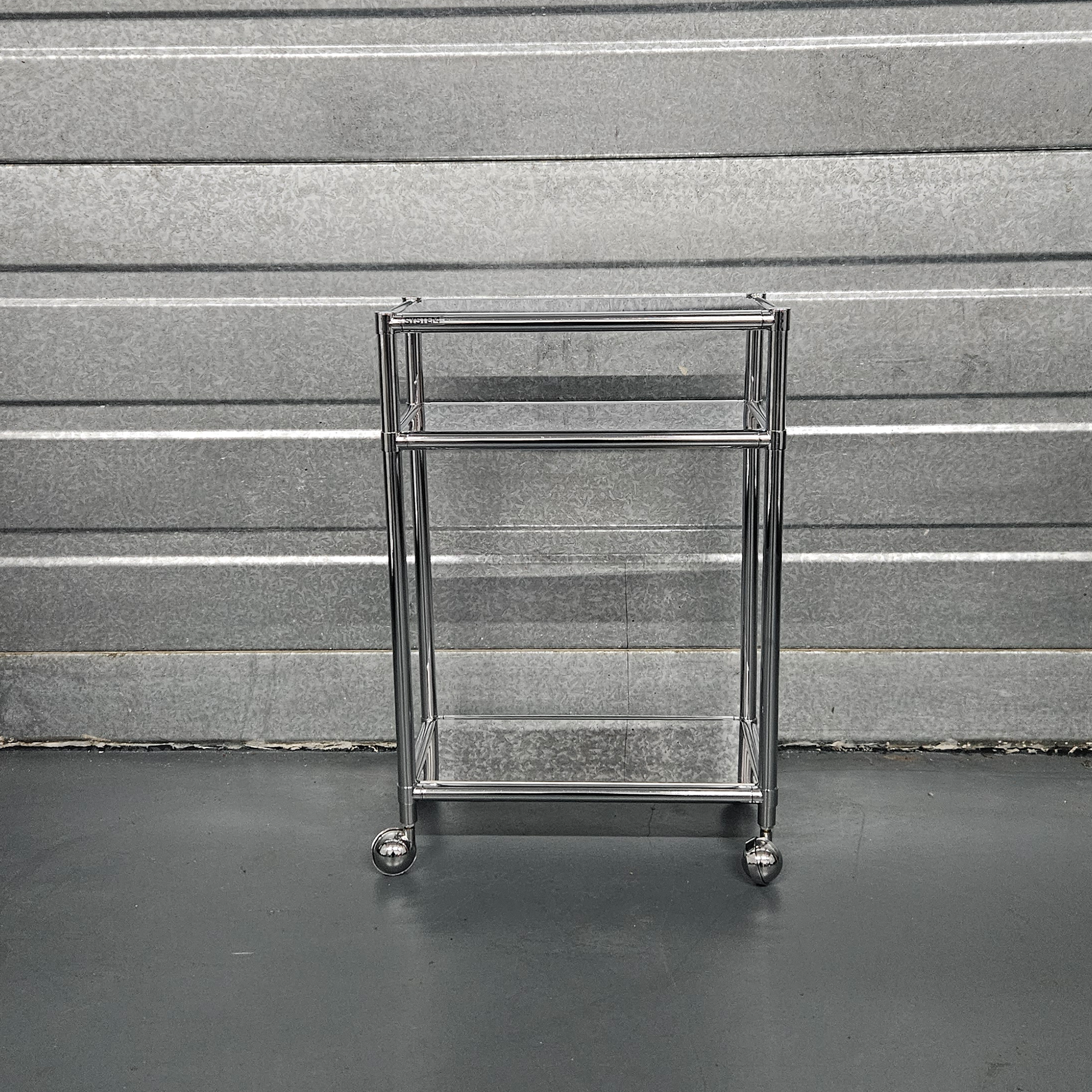 Side Table Chrome OUTLET on castors, with two open shelves and