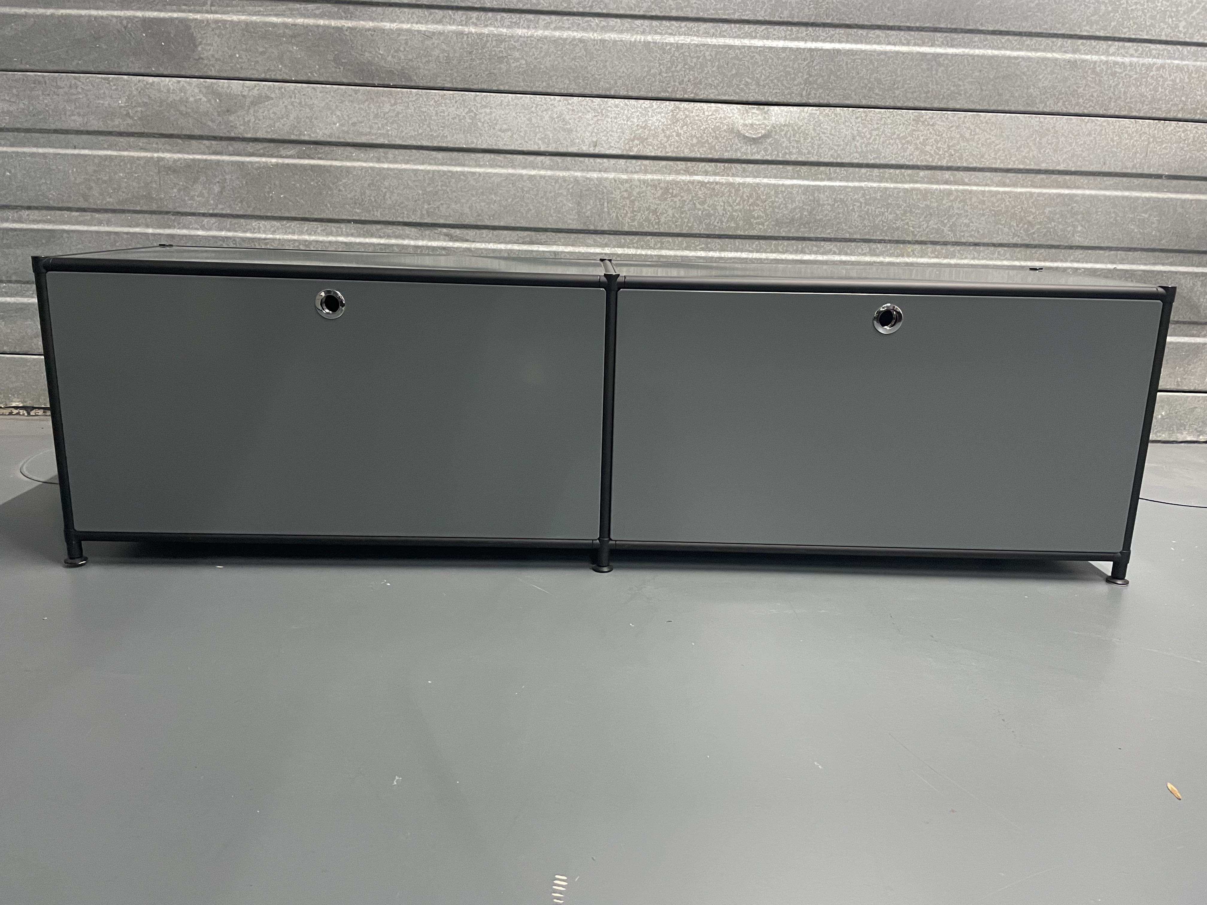 Lowboard Anthrazit mit schwarzen Rohren