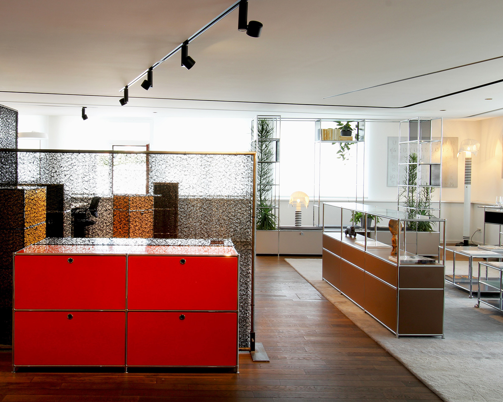 Showroom & Flagship Store