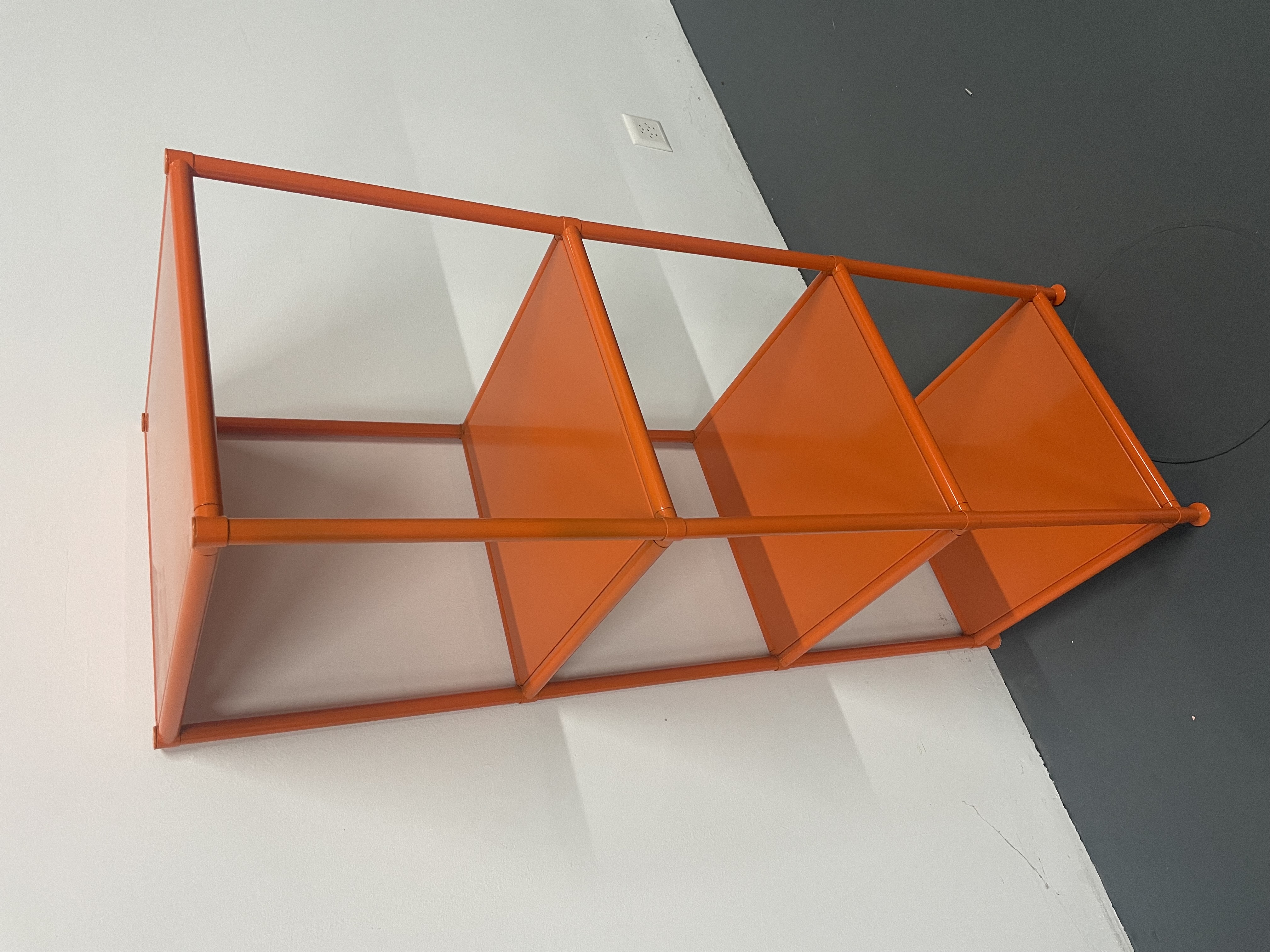 Turm ganz Orange. Vorführmodell