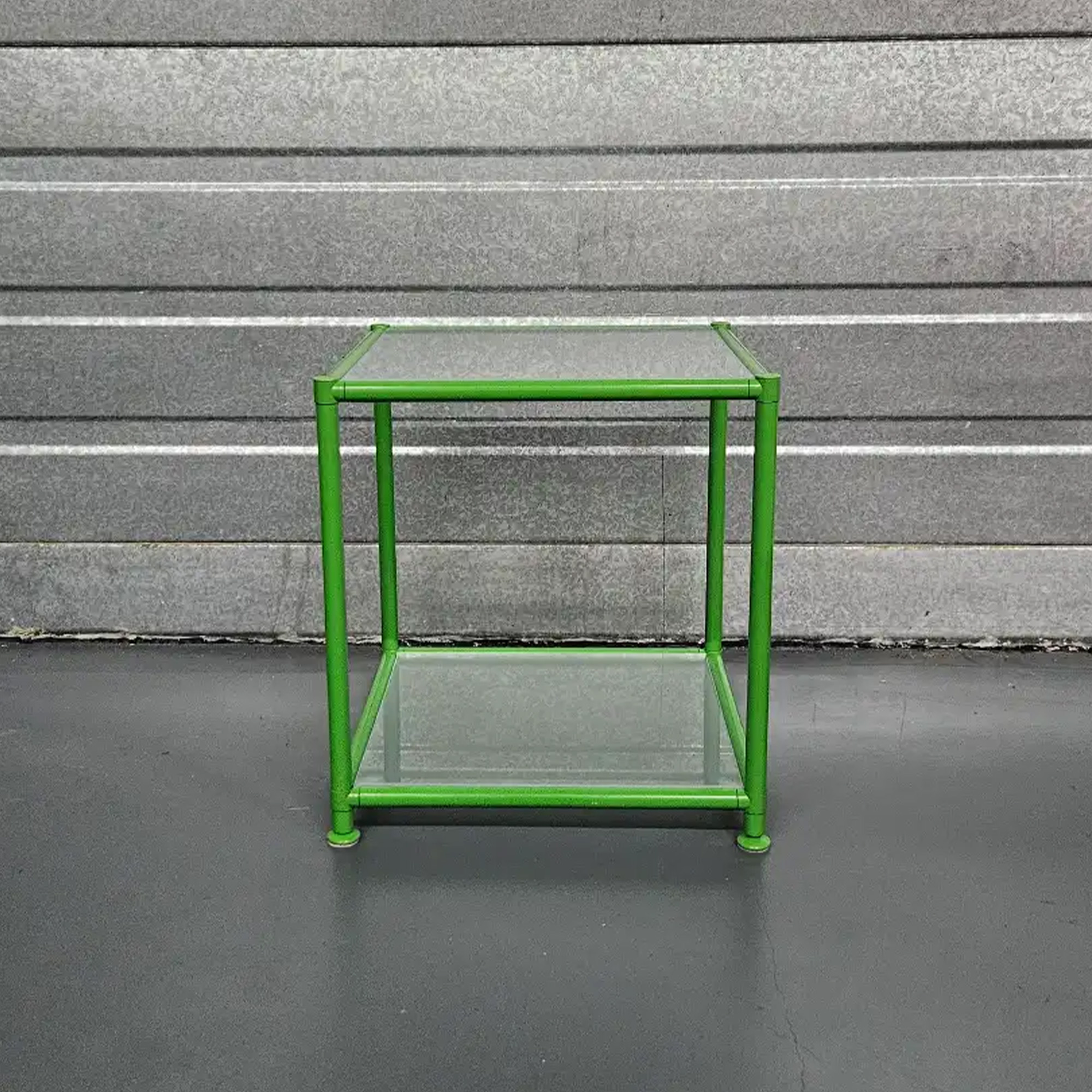 Table d’appoint OUTLET avec une étagère ouverte