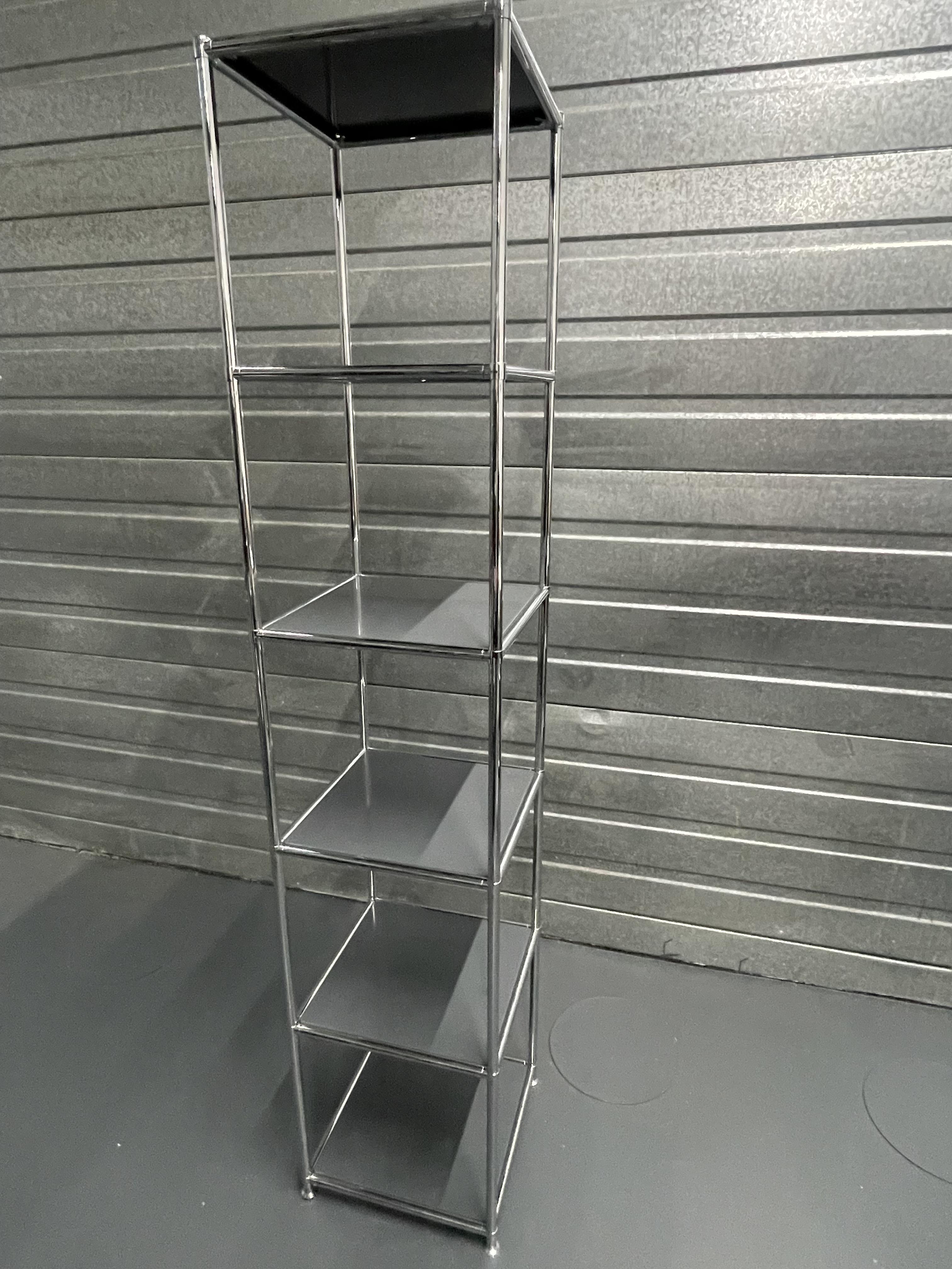 Turm mit anthrazitfarbenen Tablaren