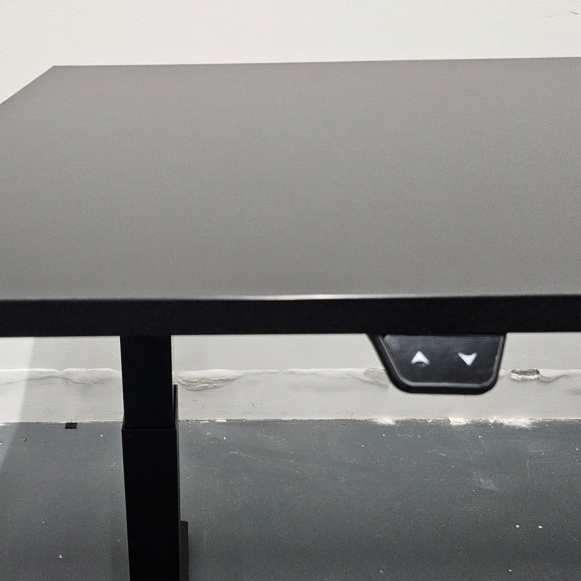 Schreibtisch elektrisch höhenverstellbar OUTLET inklusive Kabelkanal