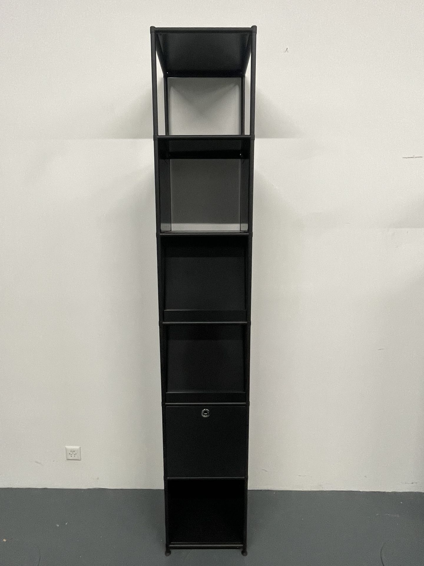 Turm mit Prospekthalter und einer Schublade